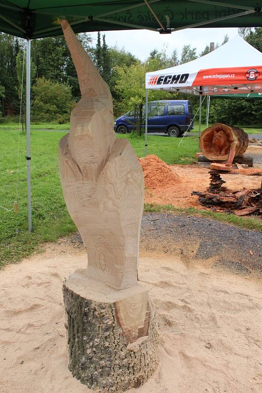 Dřevění živočichové vznikají pod rukama sochařů pomocí motorové pily.