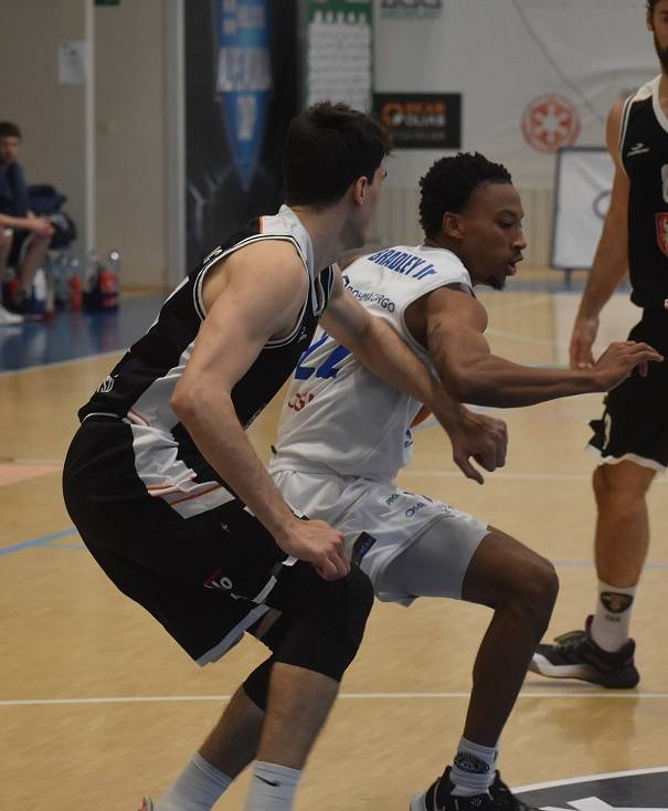 Basketbalisté Děčína v prvním utkání předkola play-off hostili na domácí palubovce Hradec Králové.