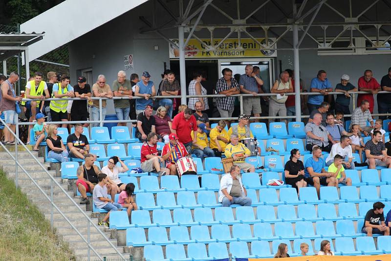 REMÍZA. Fotbalisté Varnsdorf (ve žlutých dresech) doma remizovali s Třincem 2:2.