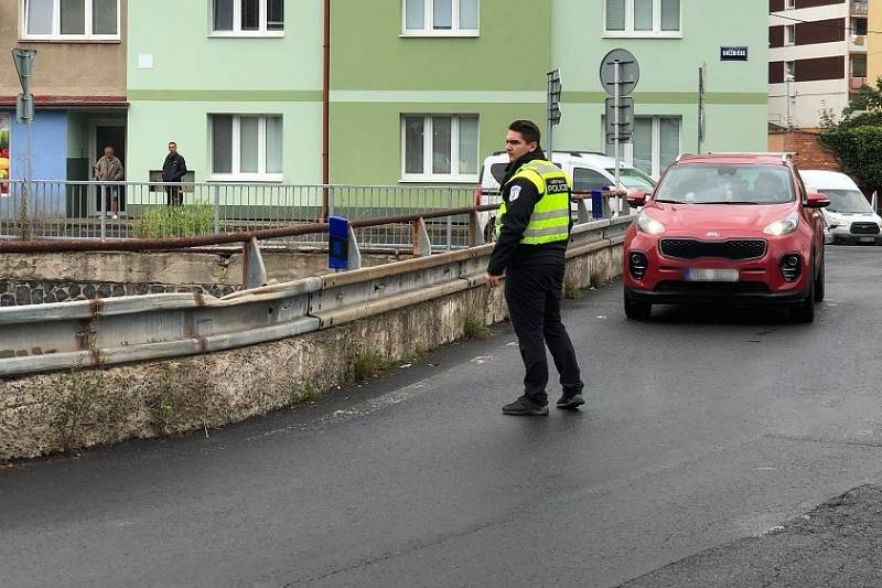 Hasiče ve středu dopoledne zaměstnala barevná skvrna táhnoucí se od Děčína do Tisé.