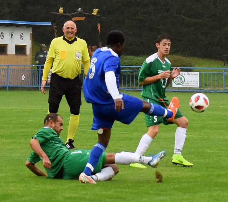 Fotbalisté Vilémova (zelené dresy) doma porazili Modrou 2:0.