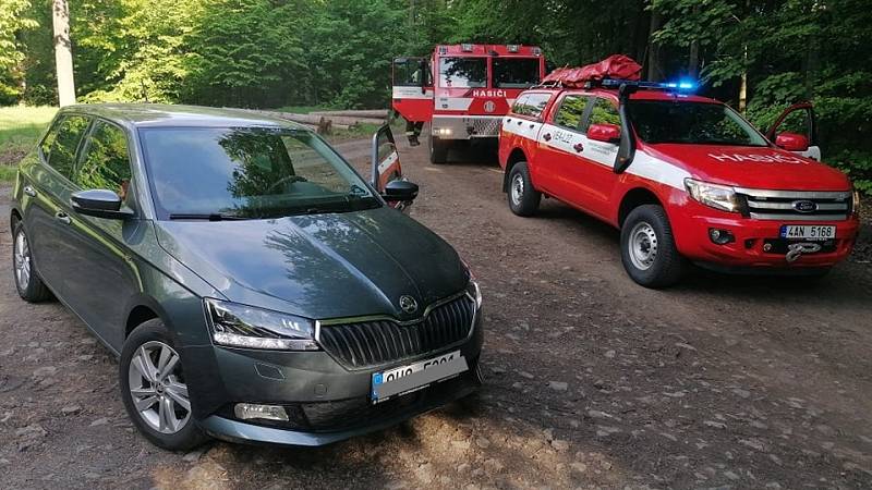 Hasiči bojují s požárem lesa. Hoří v těžko přístupném terénu.