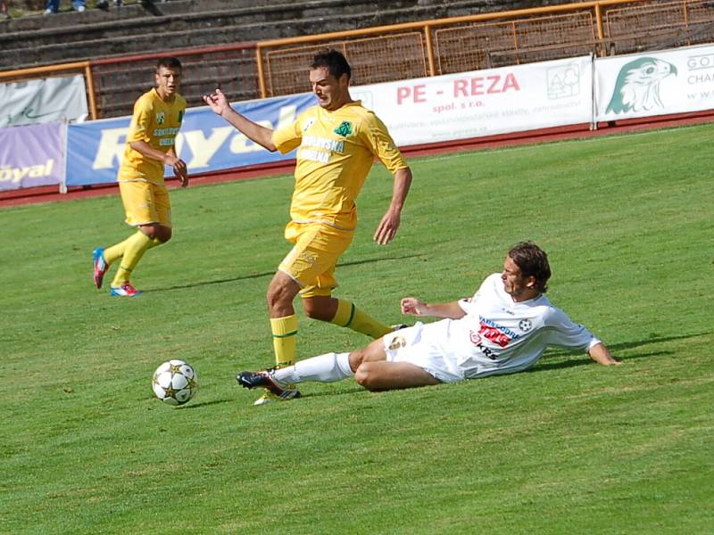 BEZ BODU. Varnsdorf (v bílém) prohrál 0:1 v Sokolově.