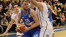 SEMIFINÁLE JE BLÍZKO! Děčínští basketbalisté (v bílém) porazili USK Praha a v sérii vedou 2:1.