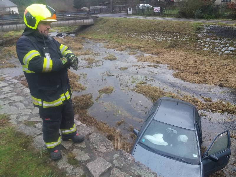 Auto skončilo v Jílovém v potoce.