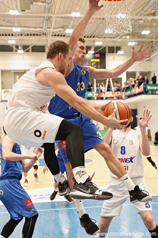 PADLA STOVKA. Děčínští basketbalisté (v bílém) porazili Opavu 100:79.