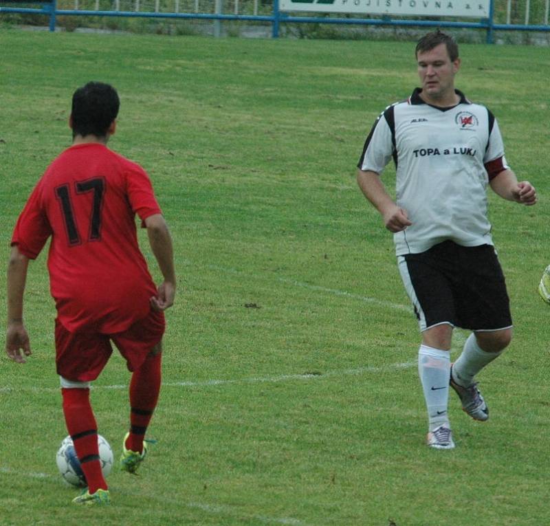 BŘEZINY (v červeném) jsou zatím stoprocentní. Tentokráte doma porazily 3:1 Verneřice.