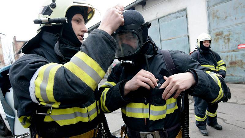 Pravidelné cvičení trávili varnsdorfští dobrovolní hasiči ve výcvikové továrně v centru města.