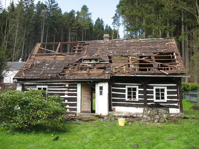 Nadšenci domek postupně rozebrali.