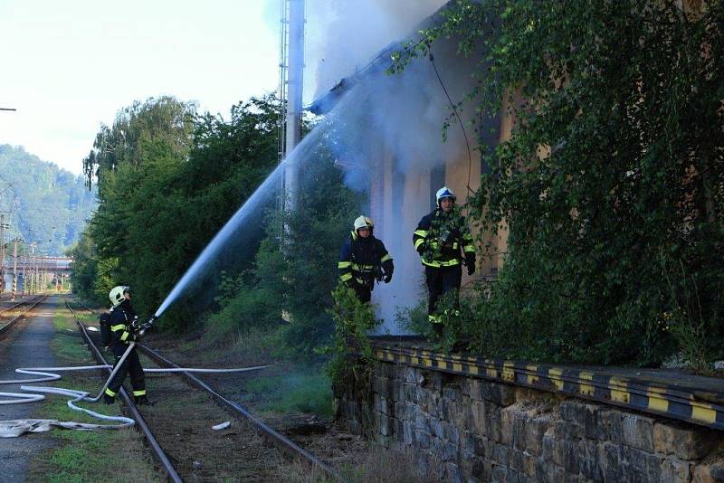 Požár skladiště na východním nádraží v Děčíně.