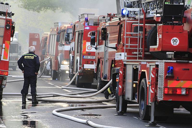 Požár kůlny u domu na Teplické ulici zaměstnal děčínské hasiče. 