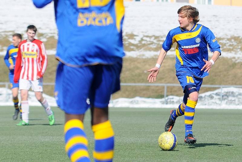 ŠKODA. Varnsdorští dorostenci (v modrém) remizovali 1:1 s Viktorkou Žižkov.