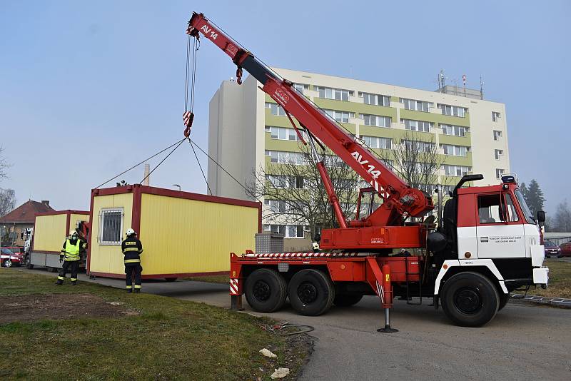 V nemocnici v Děčíně vyrostlo odběrové centrum pro testování na koronavirus.