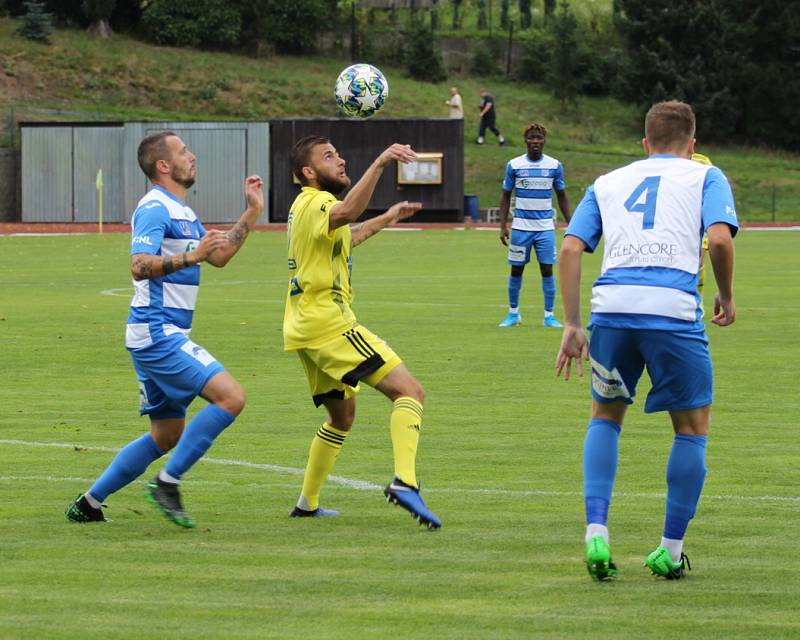 SELHÁNÍ. Fotbalisté Varnsdorfu (ve žlutém) nezvládli derby, doma nestačili na Ústí nad Labem.