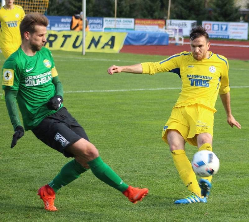 FOTBALISTÉ VARNSDORFU (ve žlutém dresu) přivítali doma Sokolov.