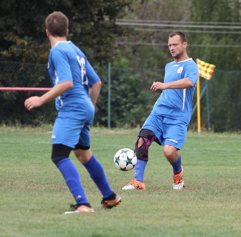 PORÁŽKA. Jiříkov (v modrém) doma padl s Hostovicemi 0:1.