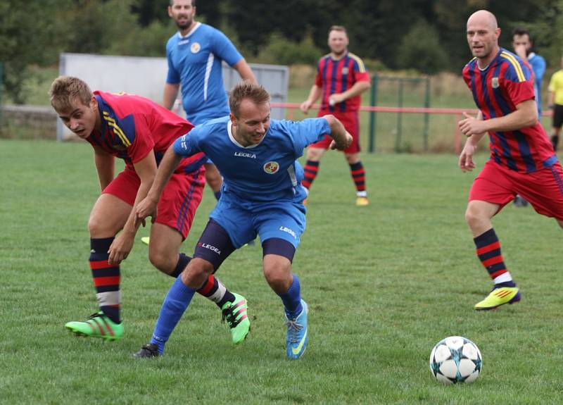 PORÁŽKA. Jiříkov (v modrém) doma padl s Hostovicemi 0:1.