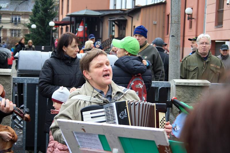 Tradičního topení kapra se zúčastnily stovky lidí.