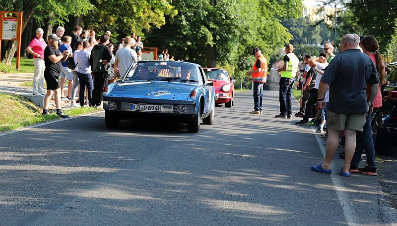 Krásnou Lípou projel závod automobilových veteránů Sachsen Classic