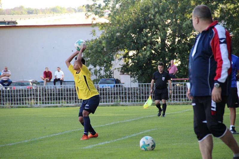 DVA BODY přivezl Rumburk (ve žlutém) ze hřiště Roudnice nad Labem.