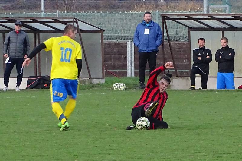 DEBAKL. Union Děčín (pruhované dresy) prohrál v Českých Kopistech 1:6.