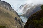 Přejezd vysokohorského sedla v Cordillera Blanca s pohledem do údolí