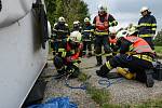 Simulovaná nehoda autobusu se čtyřiceti zraněnými v Dolní Poustevně zaměstnala desítky záchranářů.