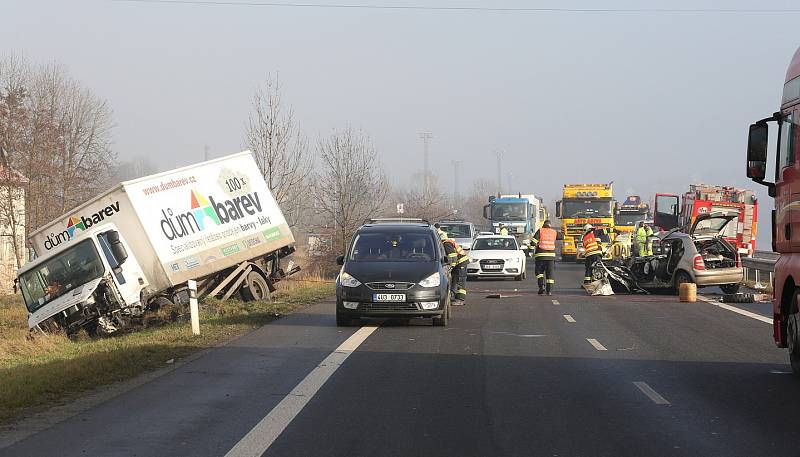 Smrtelná dopravní nehoda uzavřela hlavní tah z Děčína na Ústí.