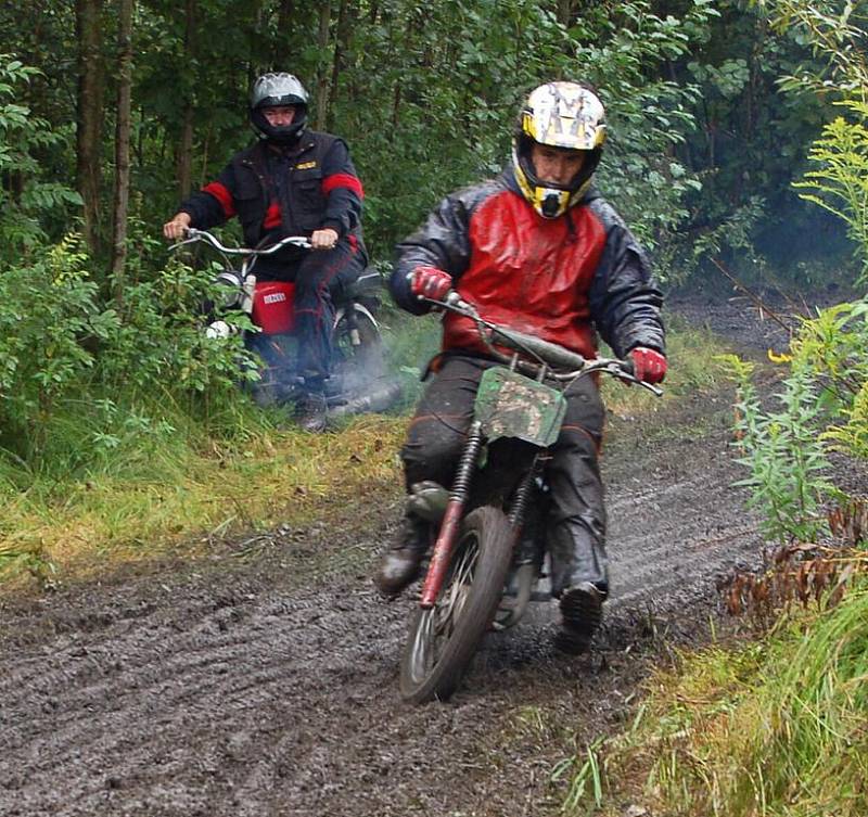 Dráha plná bahna závodníkům příliš nevadila