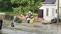 Lidé v Markvarticích museli být evakuováni, hrozilo, že se v Huníkově protrhne hráz rybníka a voda zalije jejich domy.