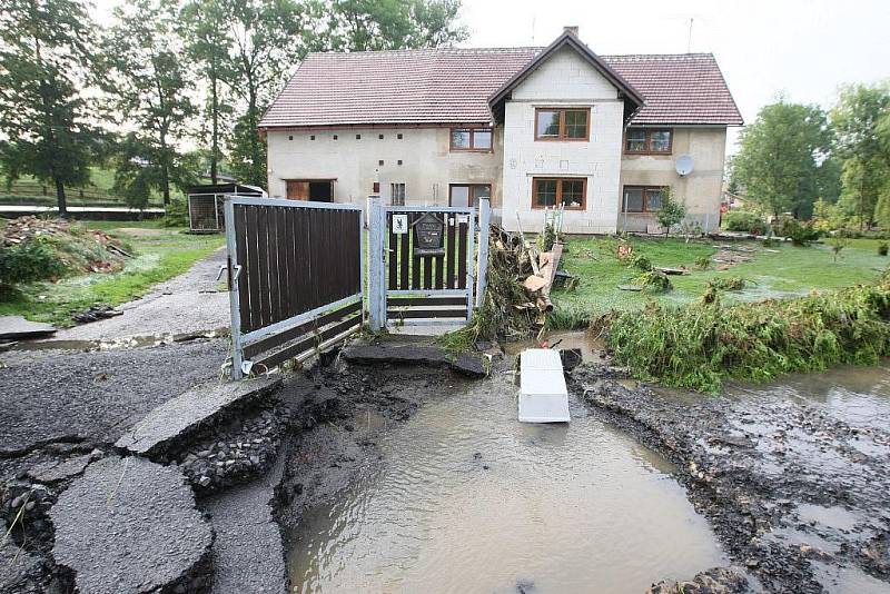 Lidé v Markvarticích museli být evakuováni, hrozilo, že se v Huníkově protrhne hráz rybníka a voda zalije jejich domy.