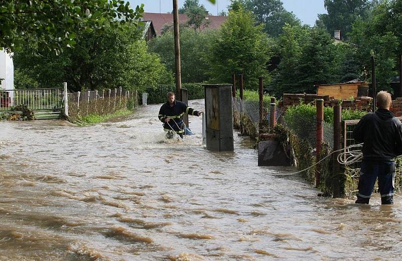 Lidé v Markvarticích museli být evakuováni, hrozilo, že se v Huníkově protrhne hráz rybníka a voda zalije jejich domy.