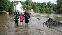 Lidé v Markvarticích museli být evakuováni, hrozilo, že se v Huníkově protrhne hráz rybníka a voda zalije jejich domy.