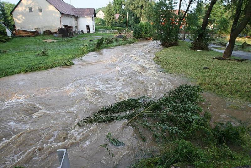 Lidé v Markvarticích museli být evakuováni, hrozilo, že se v Huníkově protrhne hráz rybníka a voda zalije jejich domy.