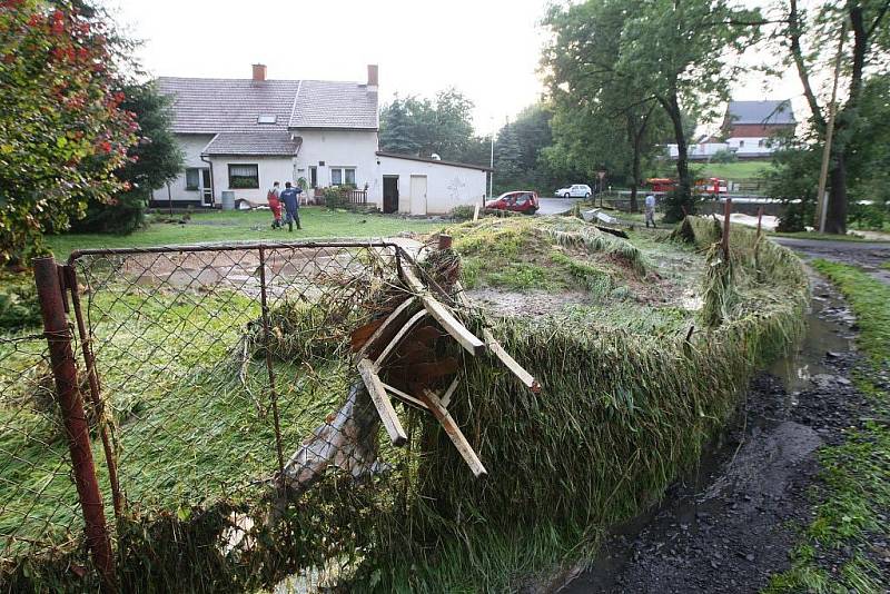 Lidé v Markvarticích museli být evakuováni, hrozilo, že se v Huníkově protrhne hráz rybníka a voda zalije jejich domy.