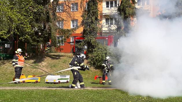 Děti měly možnost pozorovat zásah hasičů zblízka.