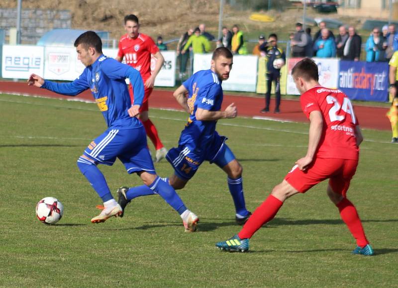 REMÍZA. Varnsdorf (v modrém) hrál s Vítkovicemi 0:0.