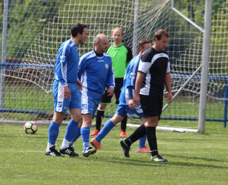 JASNÁ VÝHRA. Fotbalisté České Kamenice B (modrá) vyhráli 5:1 ve Františkově.