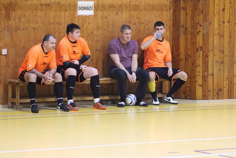 HRÁČI BUMIKA DĚČÍN (oranžová) porazili Varnsdorf 6:1.