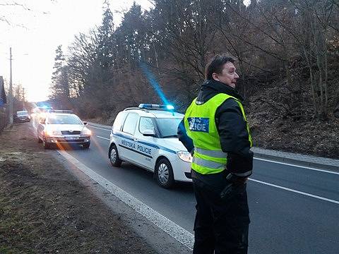 Na okraji Jílového sjelo auto do přehrady.