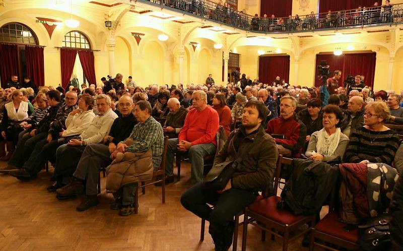 Střelnice je plná do posledního místečka, lidé jsou i na balkonu.