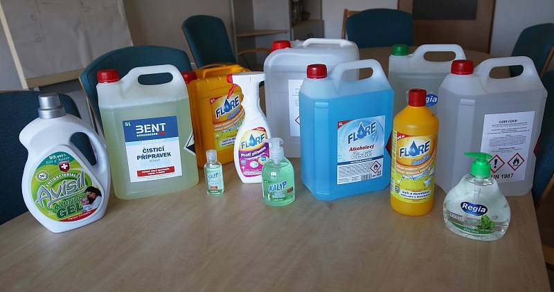 Firma Chemotex, která vyrábí chemii pro průmysl, domácnosti a kosmetiku, začala s výrobou dezinfekce.