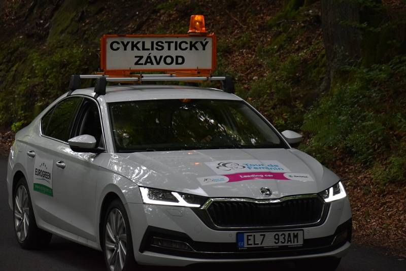 Tour de Feminin - II. etapa. Cyklistky na 30 kilometru při stoupání z Hřenska do Janova.