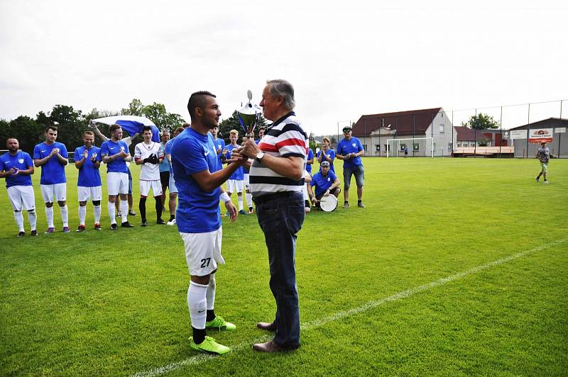 OSLAVY. Fotbalisté Šluknova porazili v dohrávce Jiříkov 9:0 a mohli oslavit postup do I.A třídy.