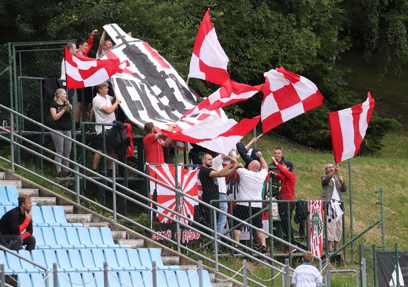 Fotbalisté Varnsdorfu (černé dresy) doma porazili Žižkov 2:1.