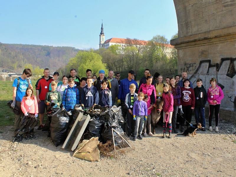 Akce Ukliďme Česko v Děčíně. Desítky dobrovolníků uklízely v sobotu 6. dubna nejen břehy Labe