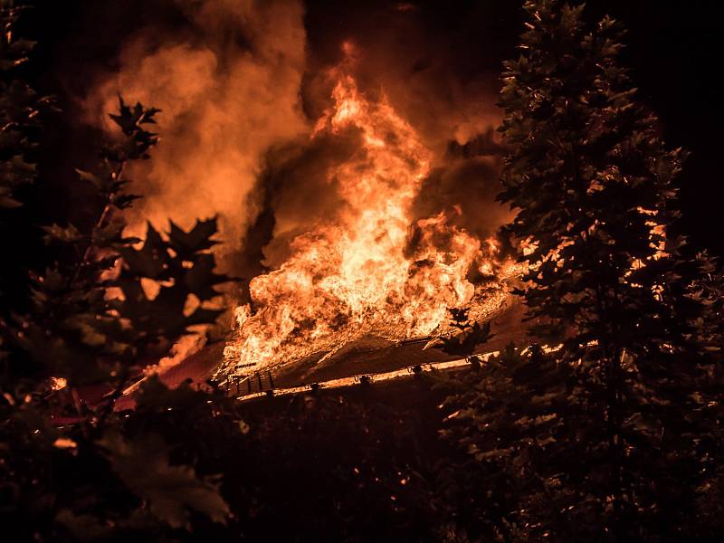 Ve Varnsdorfu shořel v noci na úterý podstávkový dům