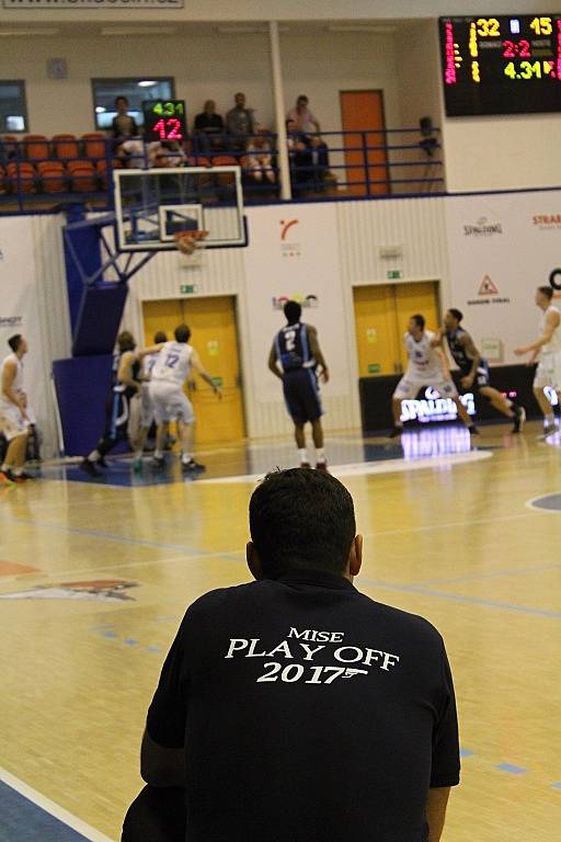 ÚSPĚŠNÝ VSTUP. Děčínští basketbalisté porazili Kolín a v sérii vedou 1:0.