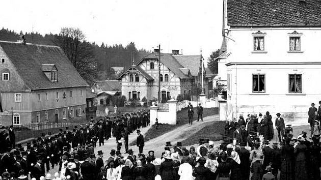 Brtníky na historické fotografii.