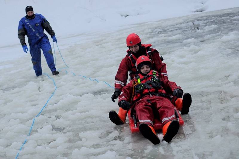 Výcvik záchrany osob z probořeného ledu.